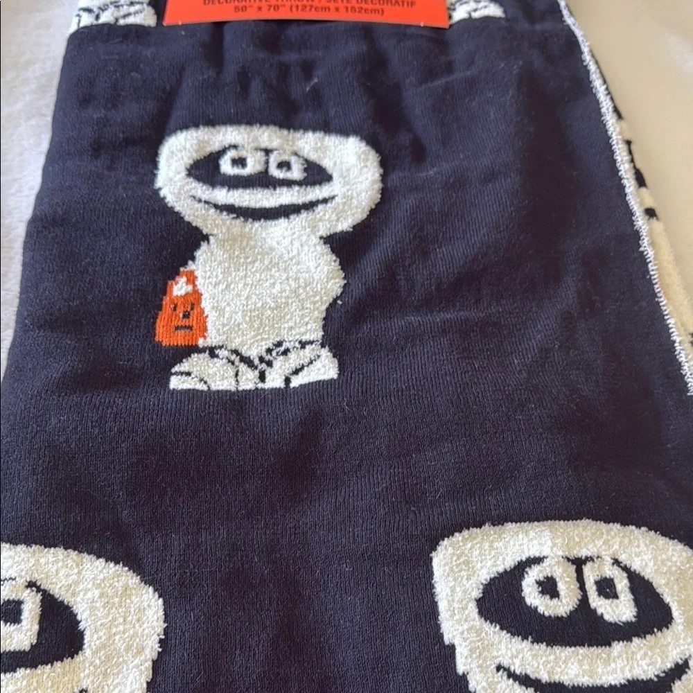 QueenWest Halloween trick-or-treating, mummy decorative throw 🎃
